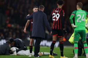 Capitão de time da Premier League desmaia em campo, e jogo é encerrado