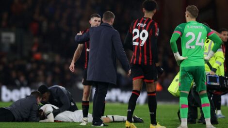 Capitão de time da Premier League desmaia em campo, e jogo é encerrado